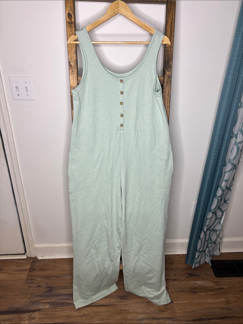 Natural Reflections Mint Green Sleeveless Wide-Leg Jumpsuit Size M